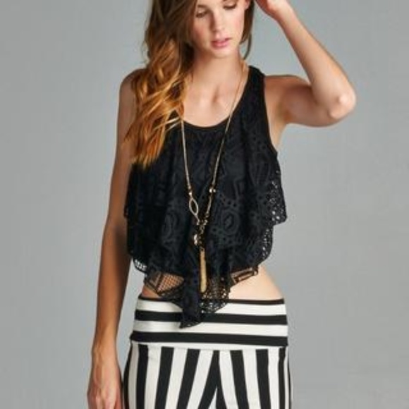 Crocheted Lace Crop Top - Picture 3 of 3